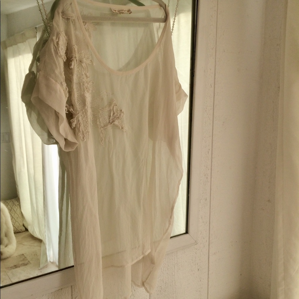Beautiful Delicate Top NWOT!